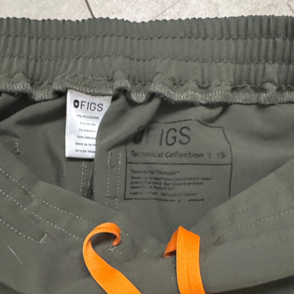 Figs Moss colored scrub pants.